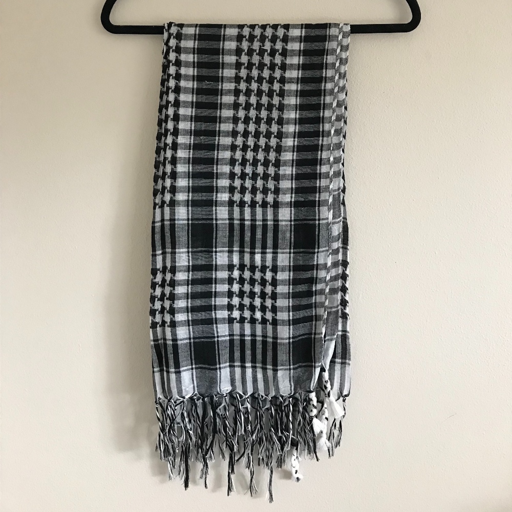 NWOT Black and White Scarf 🟥
